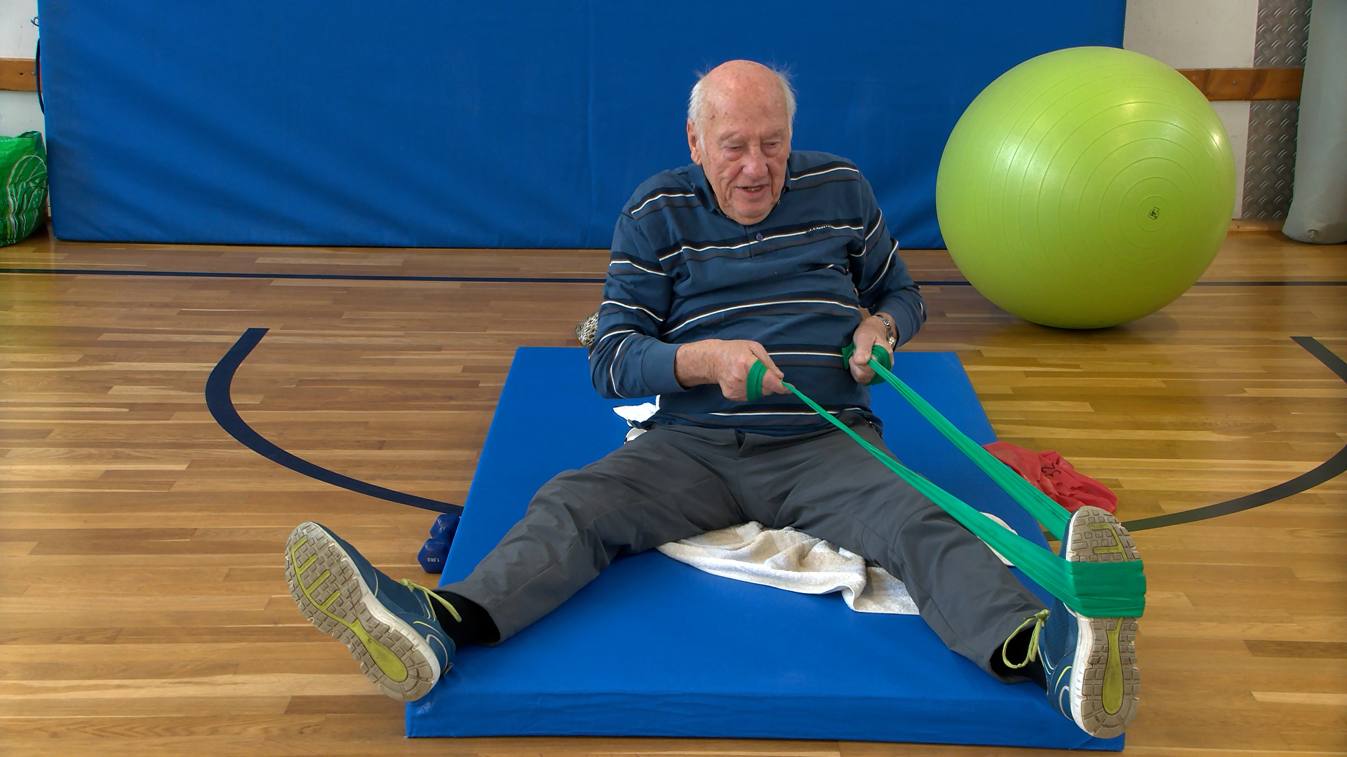 Fit im Alter - Erwin Schroth leitet mit 89 Jahren eine Gymnastikgruppe
